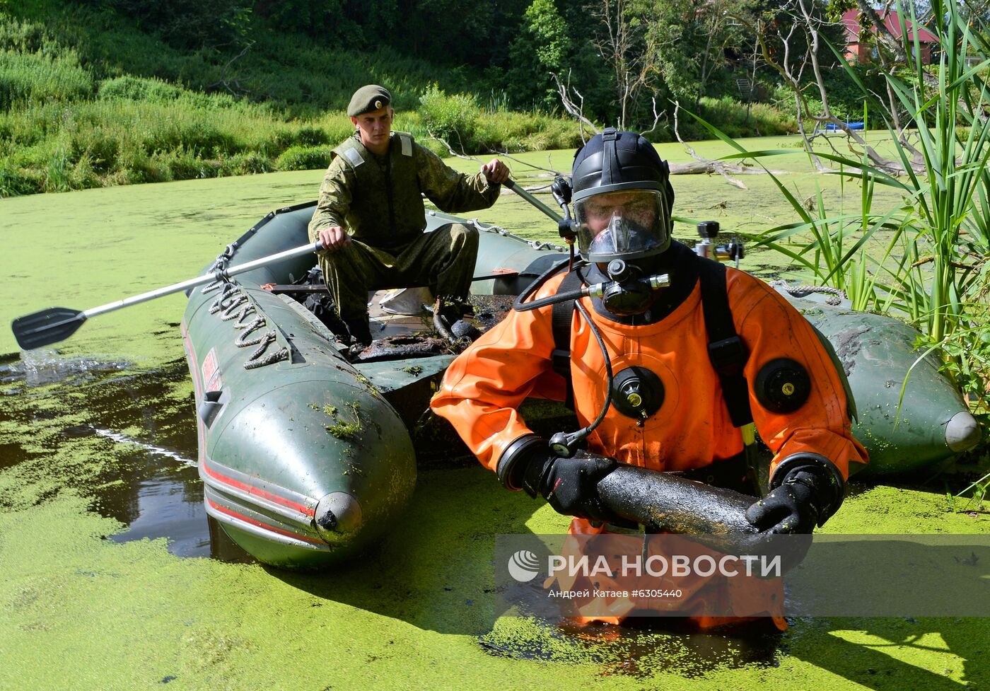 Военные саперы проверяют наличие взрывоопасных предметов на территории Ново-Иерусалимского монастыря