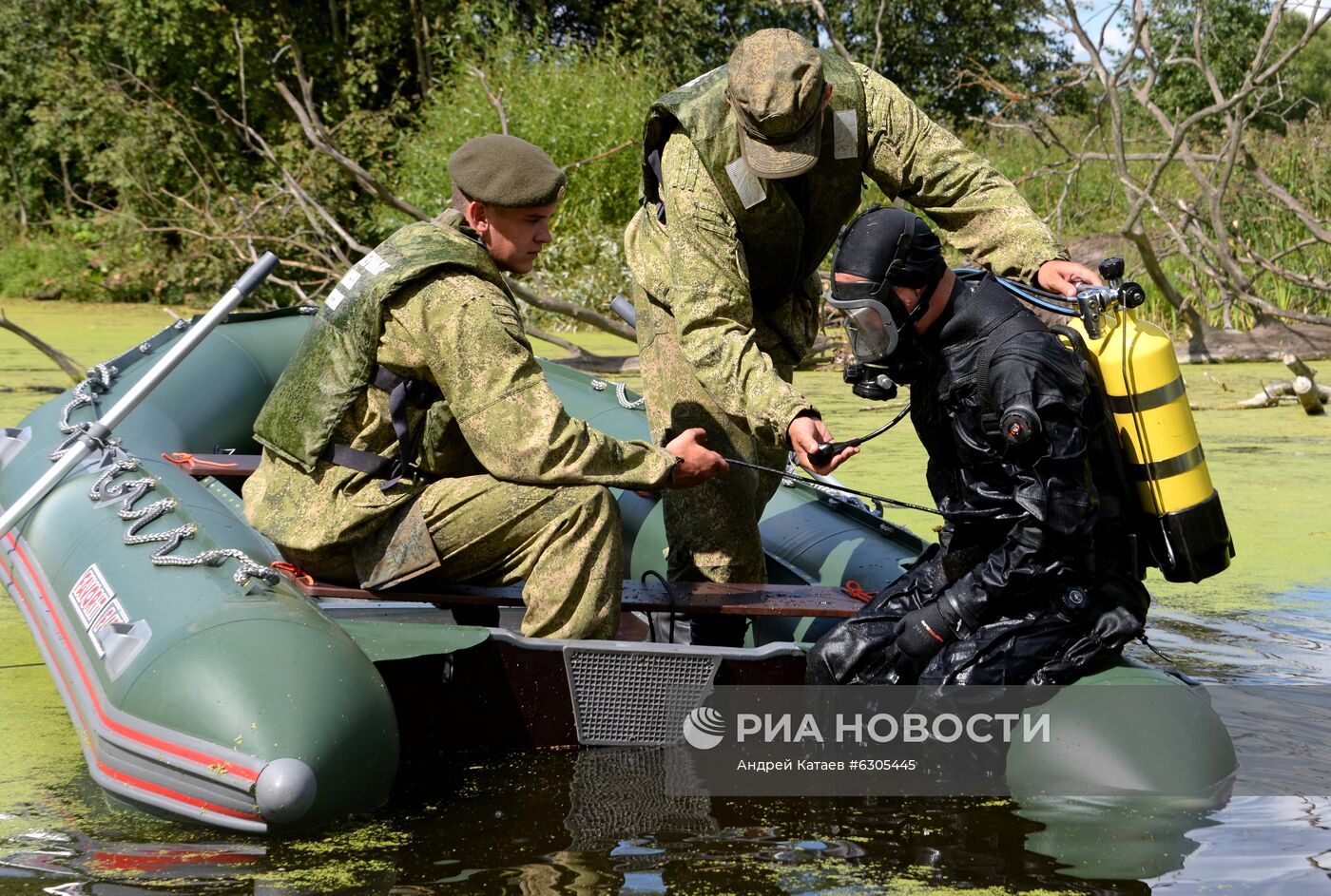 Военные саперы проверяют наличие взрывоопасных предметов на территории Ново-Иерусалимского монастыря