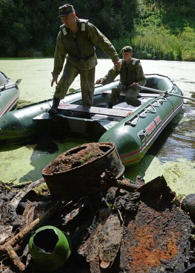 Военные саперы проверяют наличие взрывоопасных предметов на территории Ново-Иерусалимского монастыря