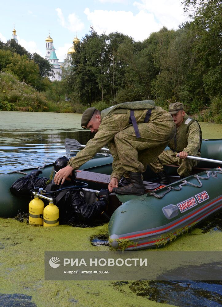 Военные саперы проверяют наличие взрывоопасных предметов на территории Ново-Иерусалимского монастыря