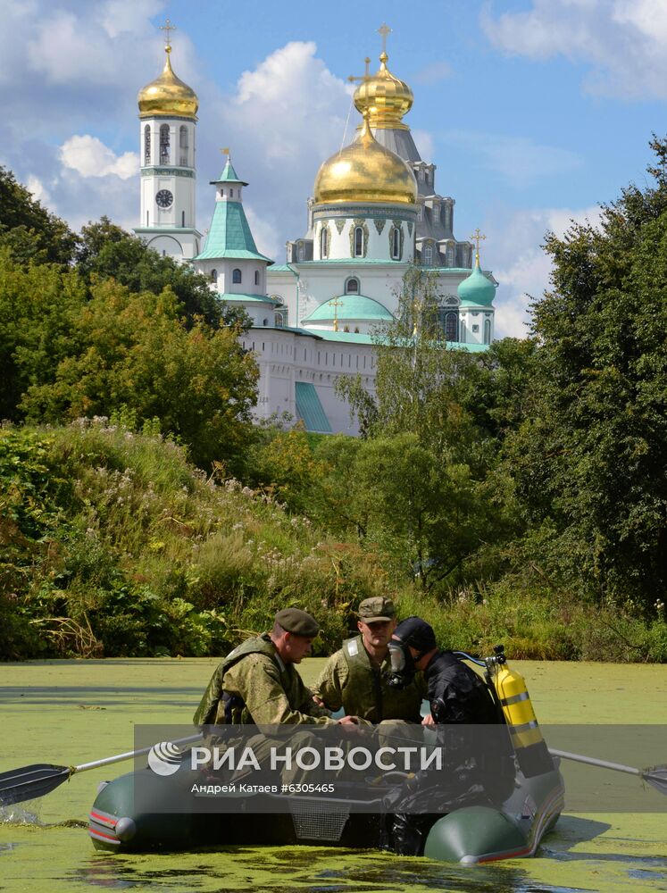 Военные саперы проверяют наличие взрывоопасных предметов на территории Ново-Иерусалимского монастыря