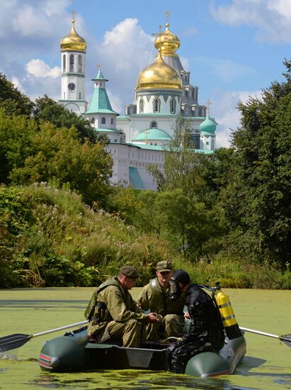 Военные саперы проверяют наличие взрывоопасных предметов на территории Ново-Иерусалимского монастыря