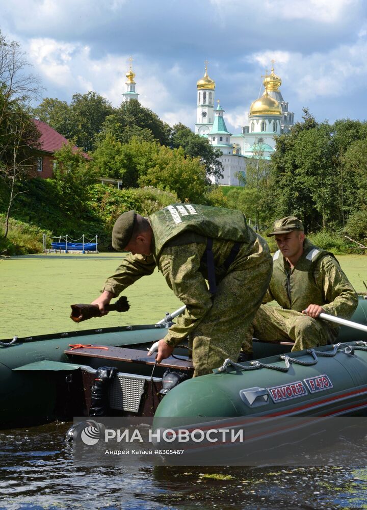 Военные саперы проверяют наличие взрывоопасных предметов на территории Ново-Иерусалимского монастыря