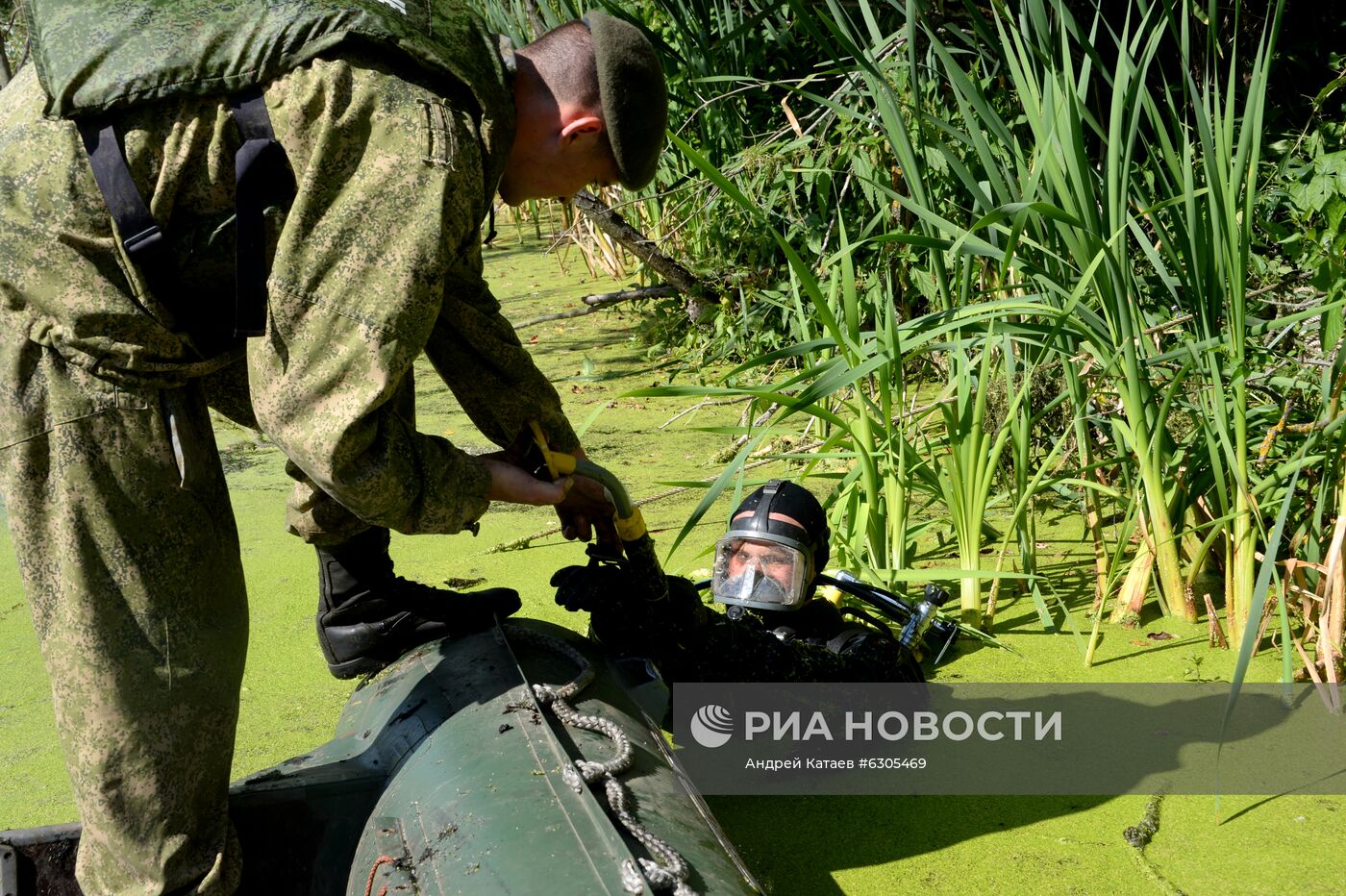 Военные саперы проверяют наличие взрывоопасных предметов на территории Ново-Иерусалимского монастыря