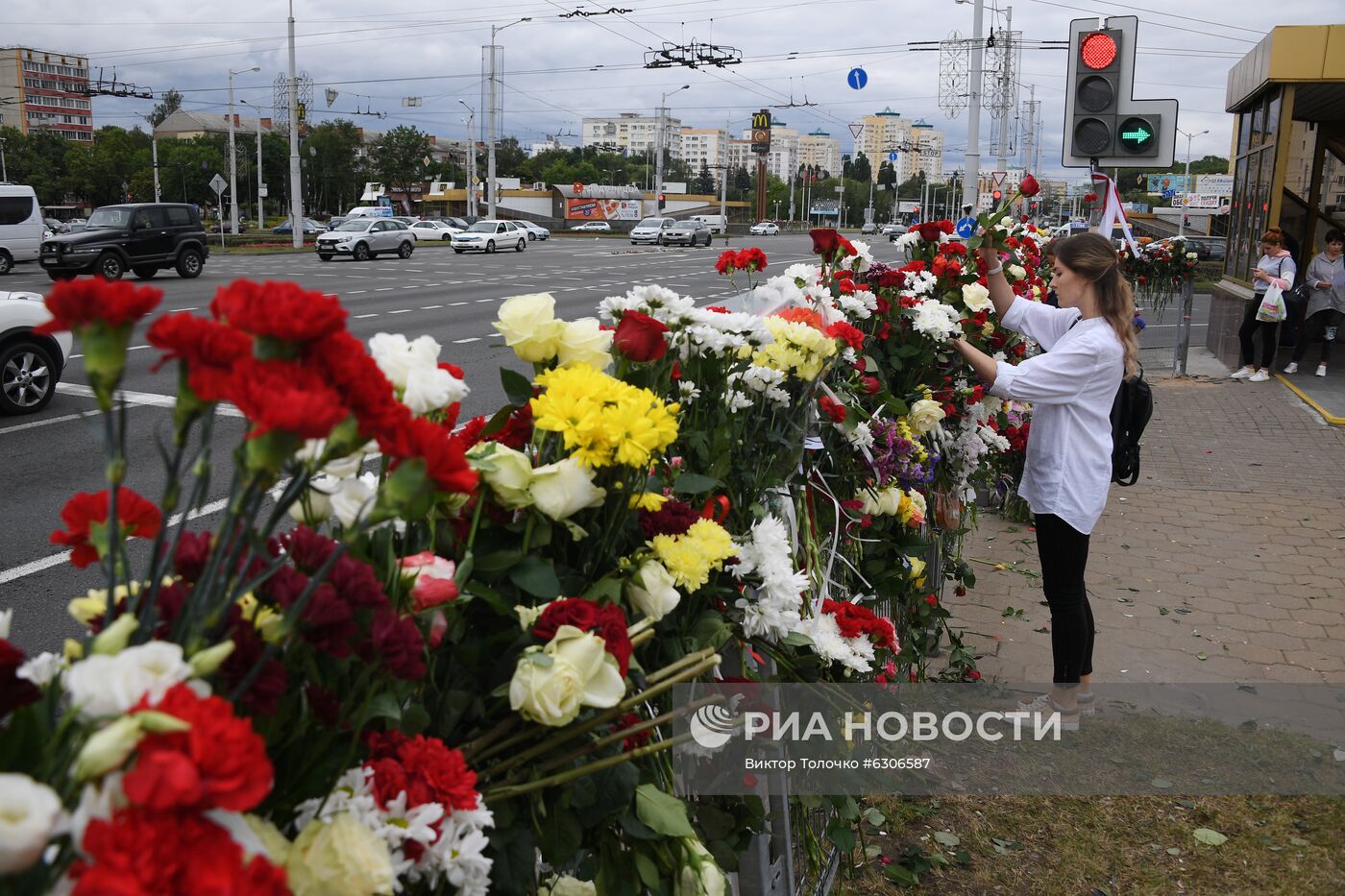 Цветы в память о погибшем во время протестов в Минске