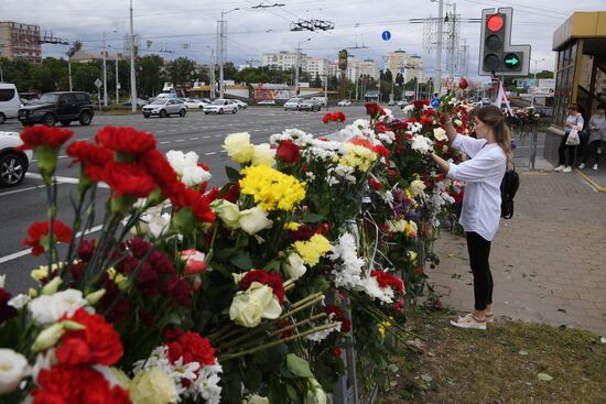 Цветы в память о погибшем во время протестов в Минске