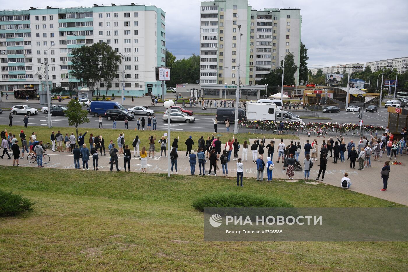 Цветы в память о погибшем во время протестов в Минске