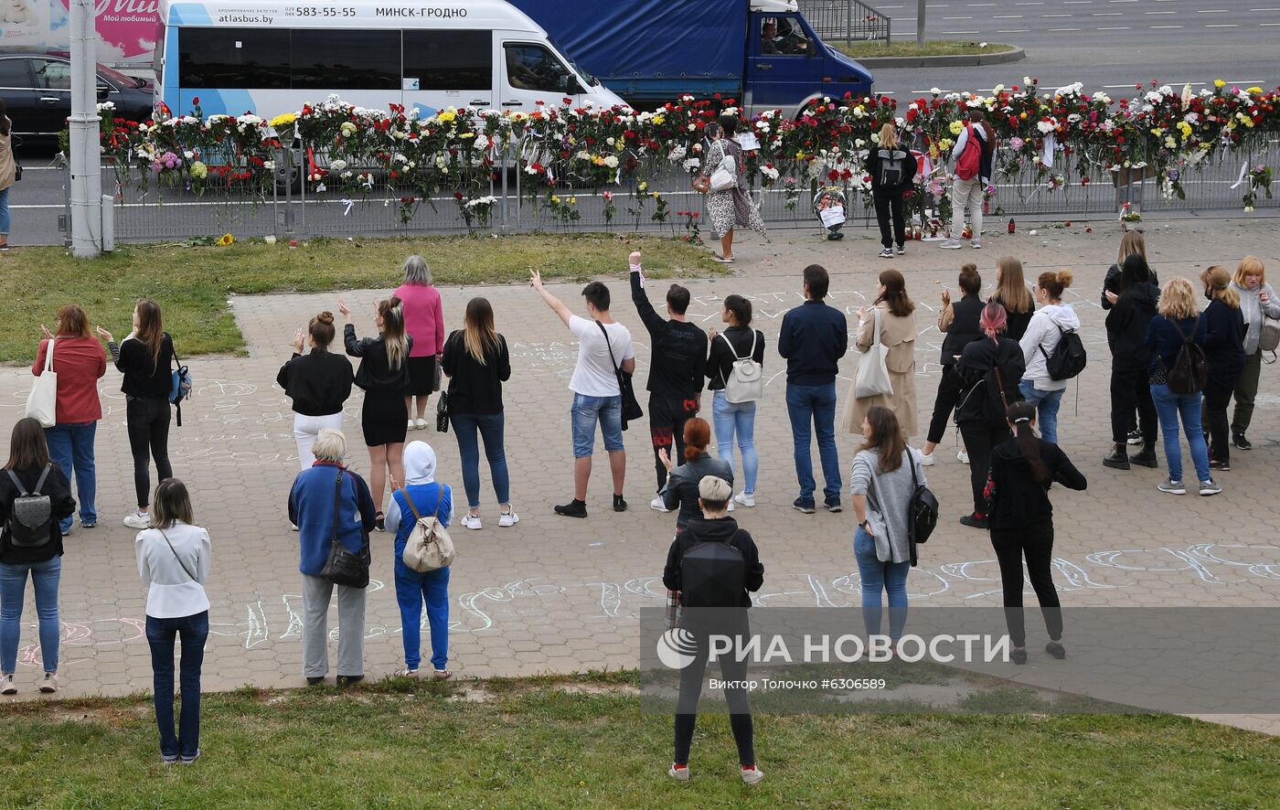 Цветы в память о погибшем во время протестов в Минске