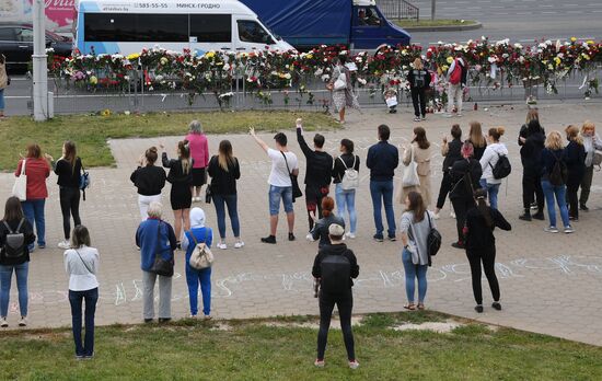 Цветы в память о погибшем во время протестов в Минске