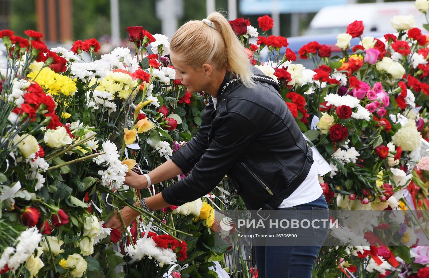 Цветы в память о погибшем во время протестов в Минске