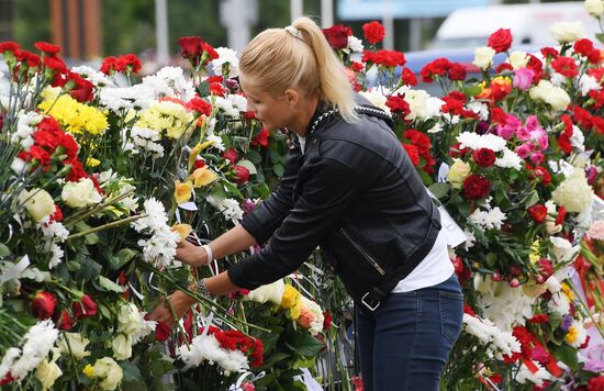 Цветы в память о погибшем во время протестов в Минске