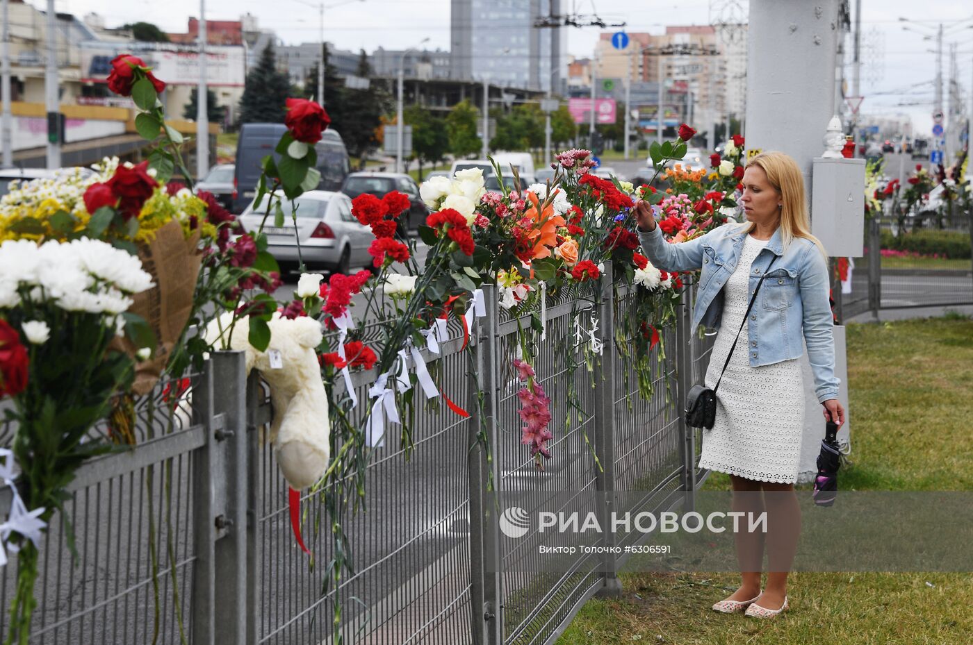 Цветы в память о погибшем во время протестов в Минске