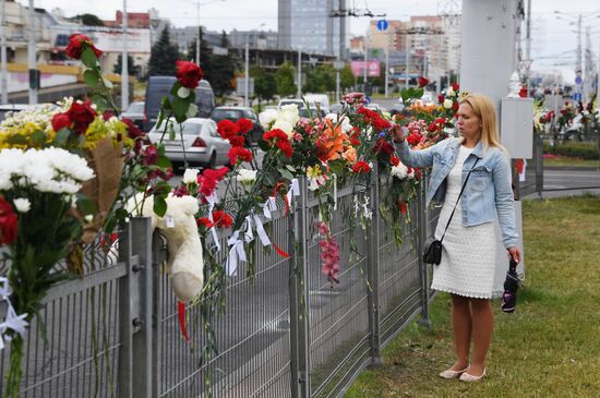 Цветы в память о погибшем во время протестов в Минске