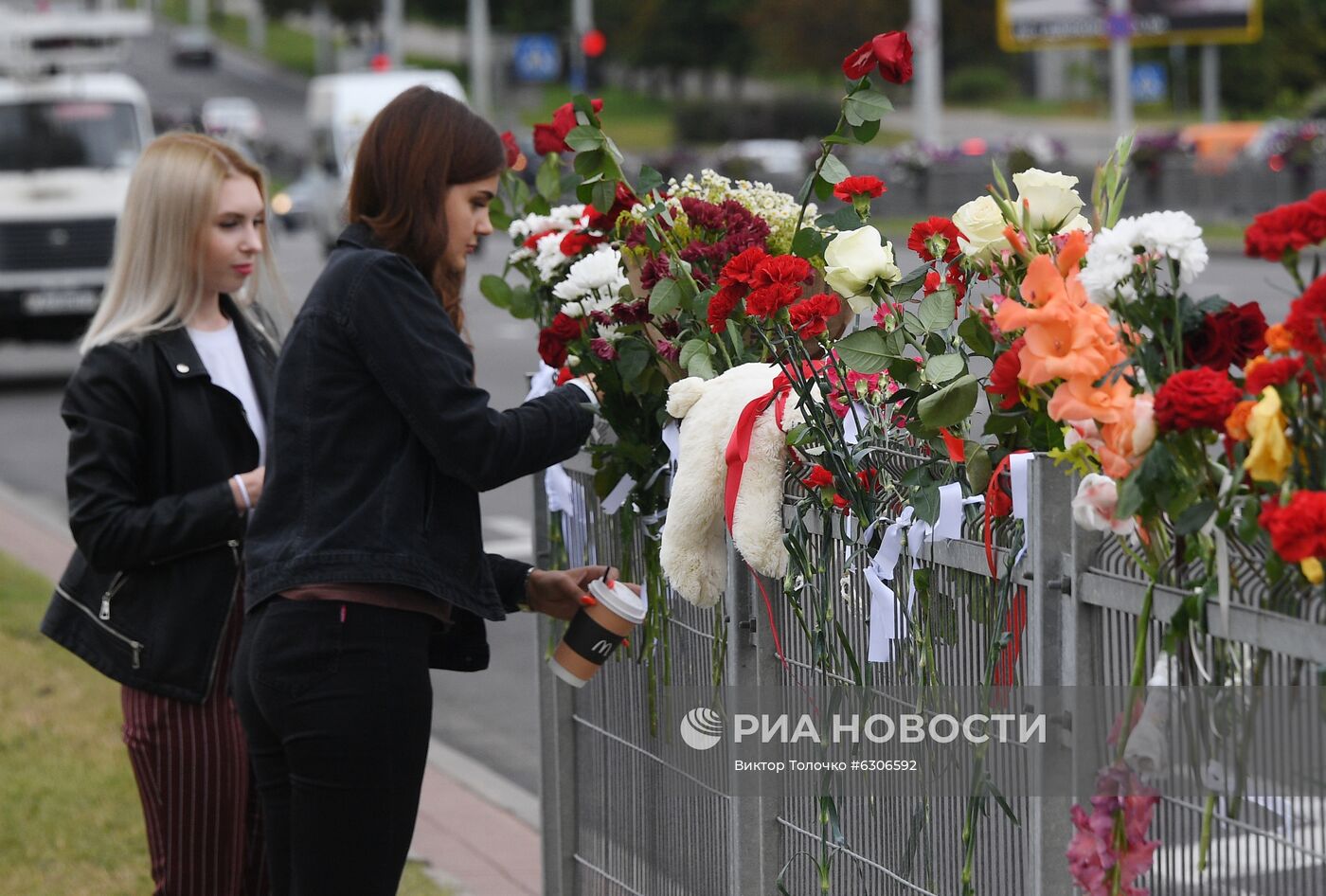 Цветы в память о погибшем во время протестов в Минске