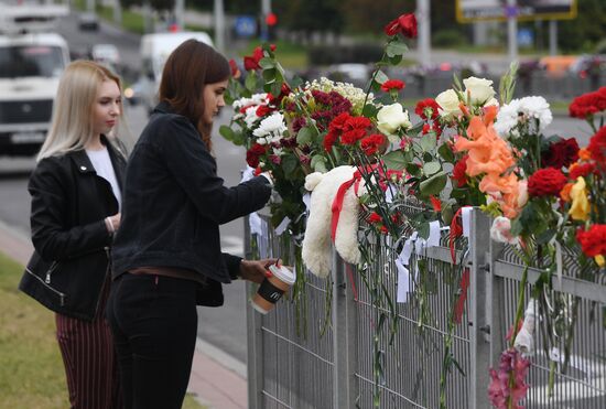 Цветы в память о погибшем во время протестов в Минске
