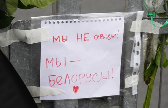 Цветы в память о погибшем во время протестов в Минске