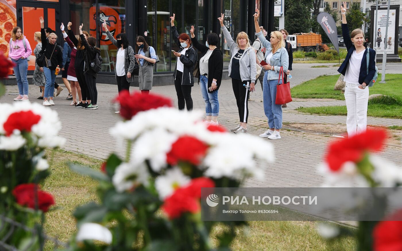 Цветы в память о погибшем во время протестов в Минске