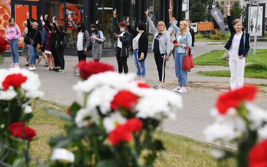 Цветы в память о погибшем во время протестов в Минске