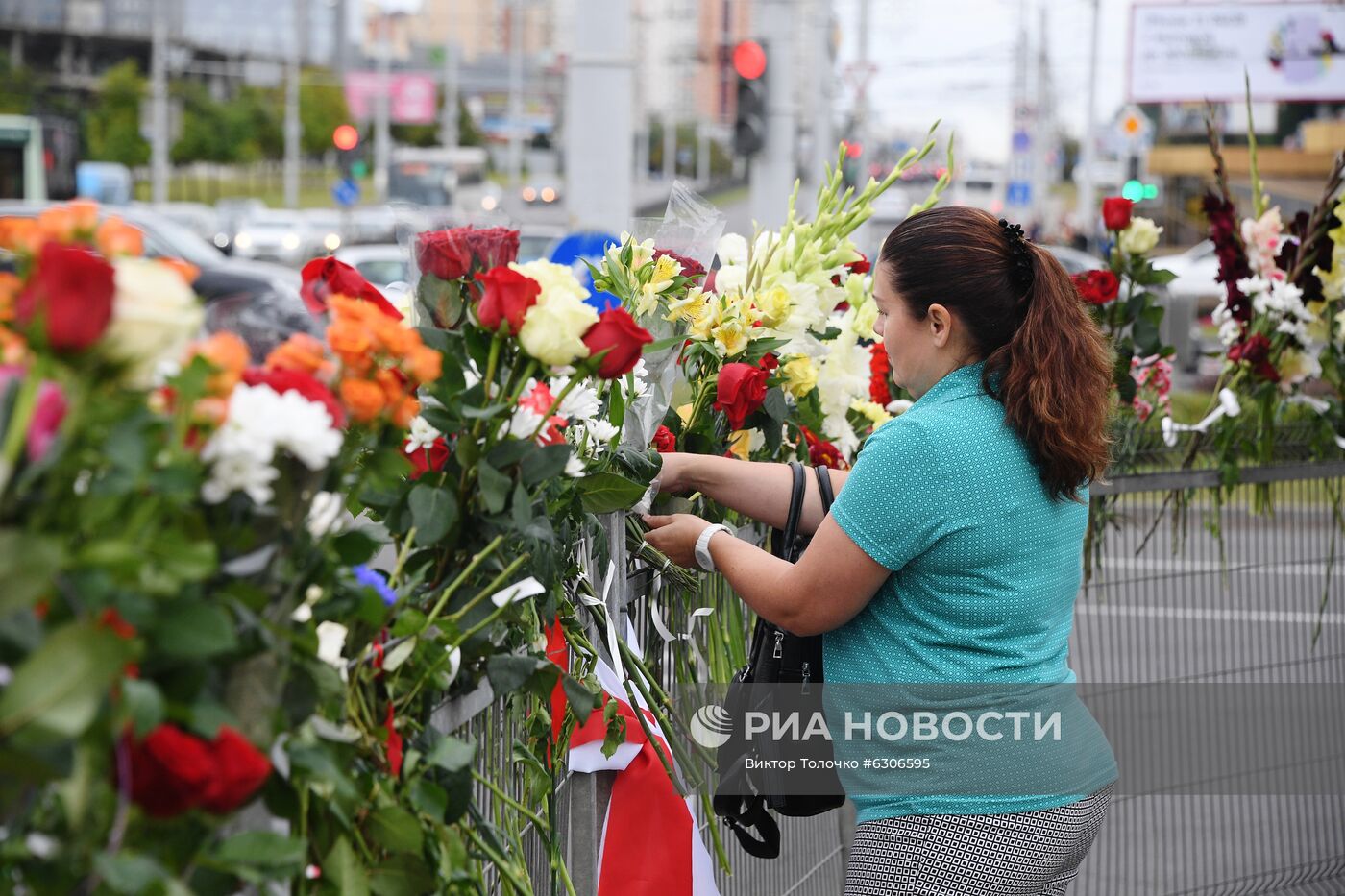 Цветы в память о погибшем во время протестов в Минске