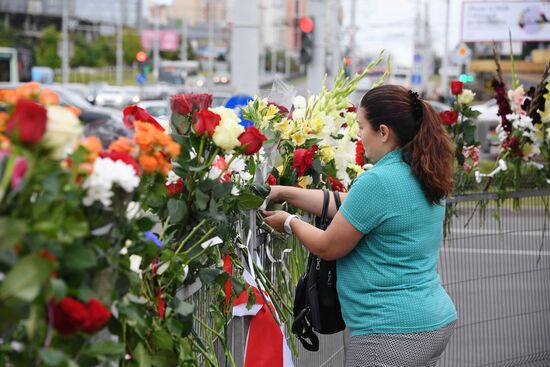 Цветы в память о погибшем во время протестов в Минске