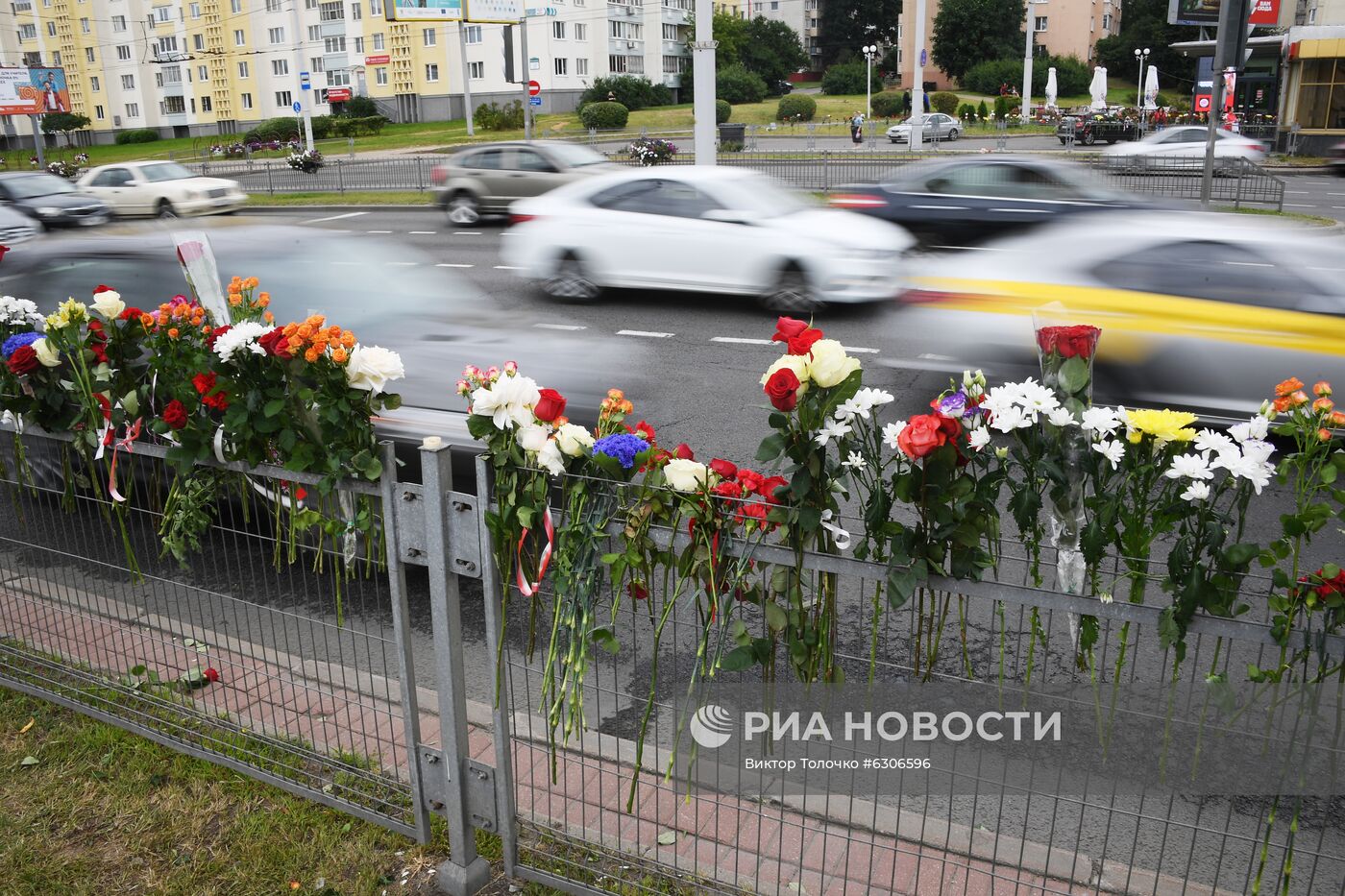 Цветы в память о погибшем во время протестов в Минске