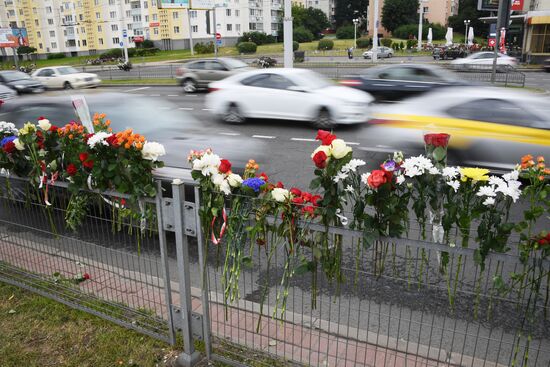 Цветы в память о погибшем во время протестов в Минске