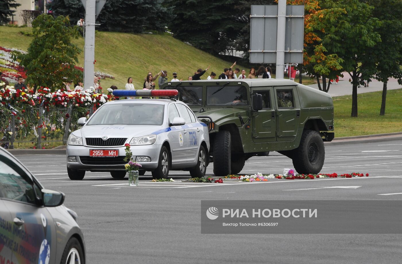 Цветы в память о погибшем во время протестов в Минске