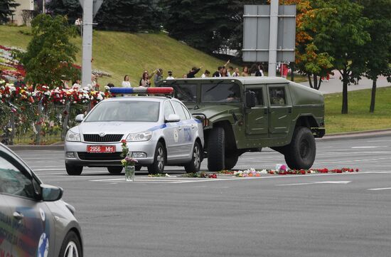 Цветы в память о погибшем во время протестов в Минске