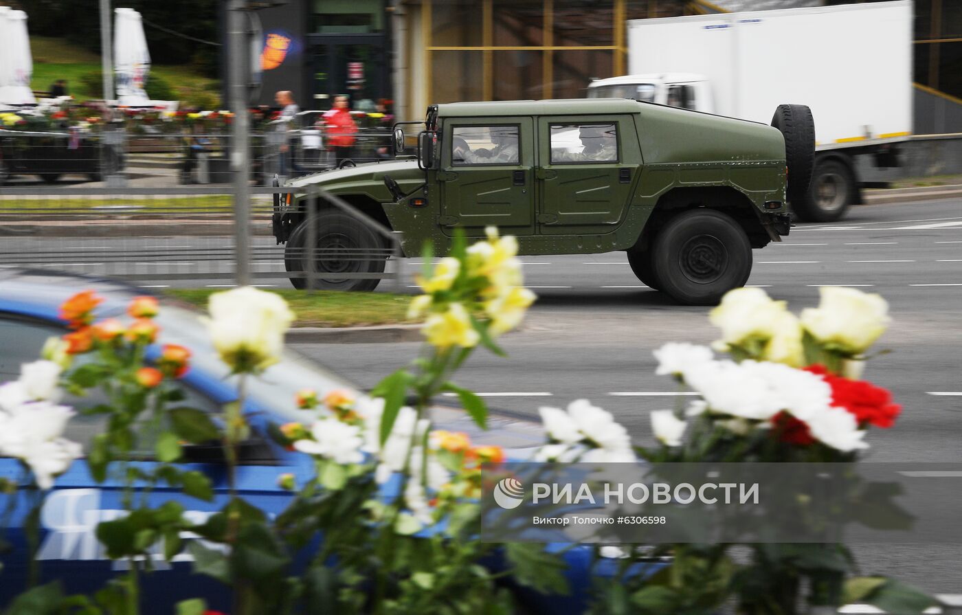 Цветы в память о погибшем во время протестов в Минске