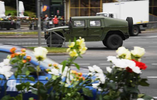 Цветы в память о погибшем во время протестов в Минске