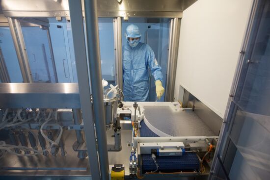 Производство вакцины от COVID-19 на фармацевтическом заводе "Биннофарм"