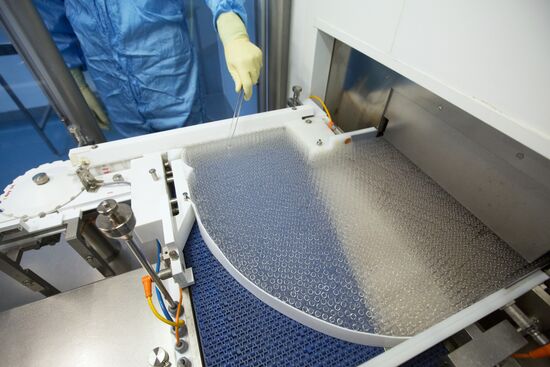 Производство вакцины от COVID-19 на фармацевтическом заводе "Биннофарм"