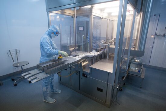 Производство вакцины от COVID-19 на фармацевтическом заводе "Биннофарм"