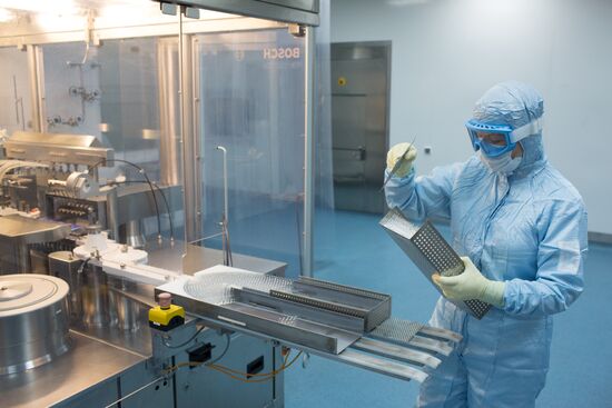Производство вакцины от COVID-19 на фармацевтическом заводе "Биннофарм"