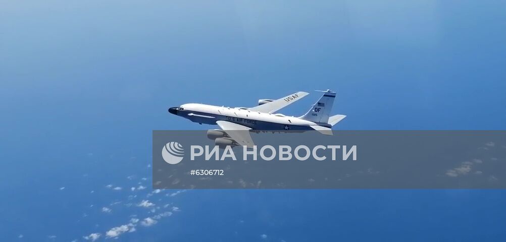 Истребитель Су-27 перехватил два военных самолета США над Чёрном морем