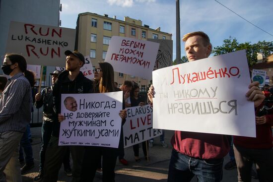 Акция у посольства Белоруссии в Риге против признания результатов выборов