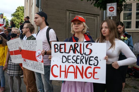 Акция у посольства Белоруссии в Риге против признания результатов выборов