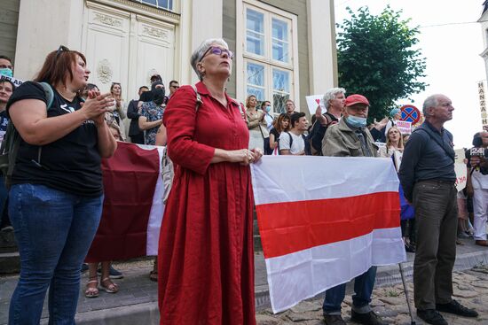 Акция у посольства Белоруссии в Риге против признания результатов выборов