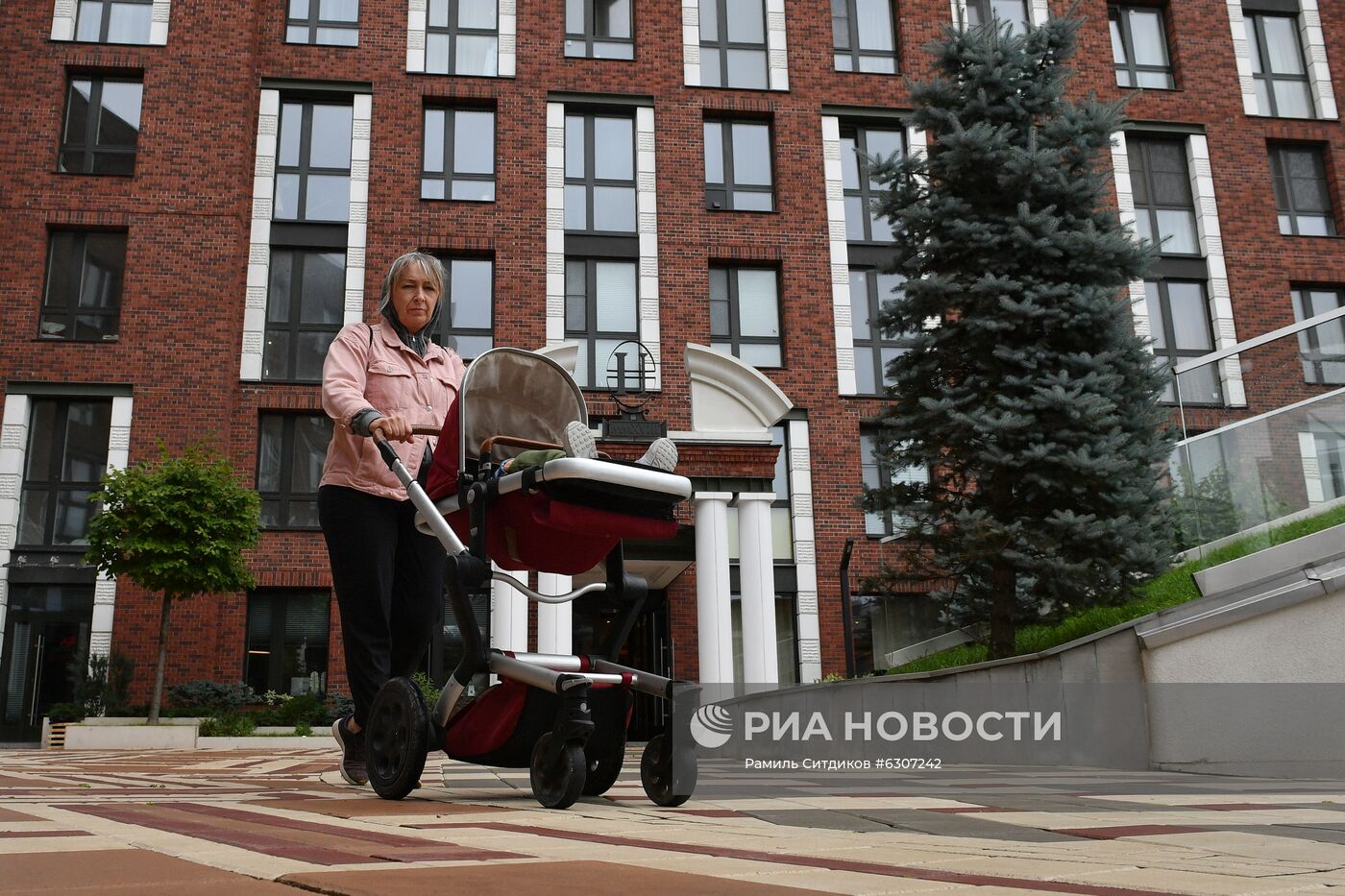 Мэр Москвы С. Собянин осмотрел ход реализации проекта реновации промзоны Братцево