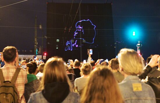 Проекция портрета В. Цоя на Дворцовом мосту