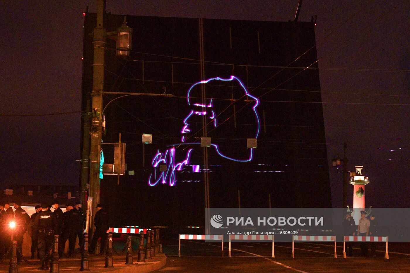 Проекция портрета В. Цоя на Дворцовом мосту