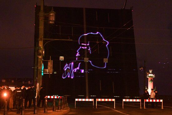 Проекция портрета В. Цоя на Дворцовом мосту