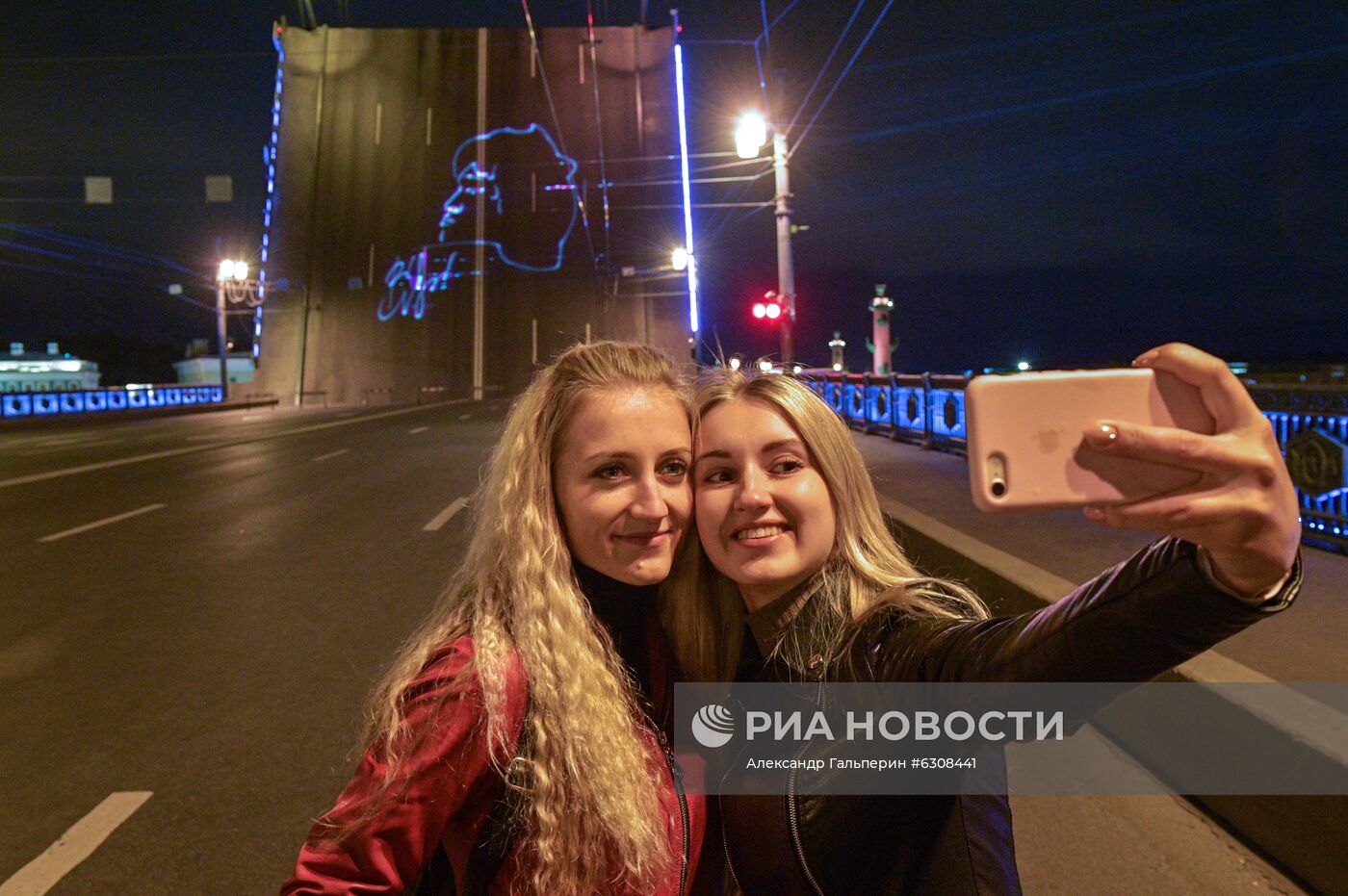 Проекция портрета В. Цоя на Дворцовом мосту