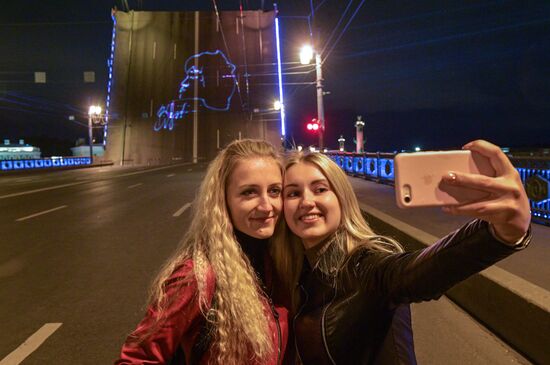 Проекция портрета В. Цоя на Дворцовом мосту