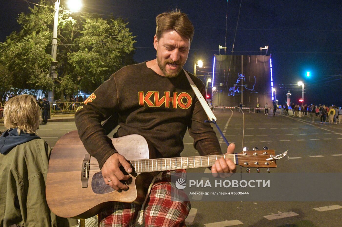Проекция портрета В. Цоя на Дворцовом мосту