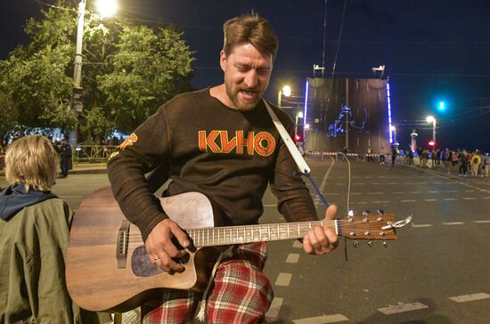 Проекция портрета В. Цоя на Дворцовом мосту