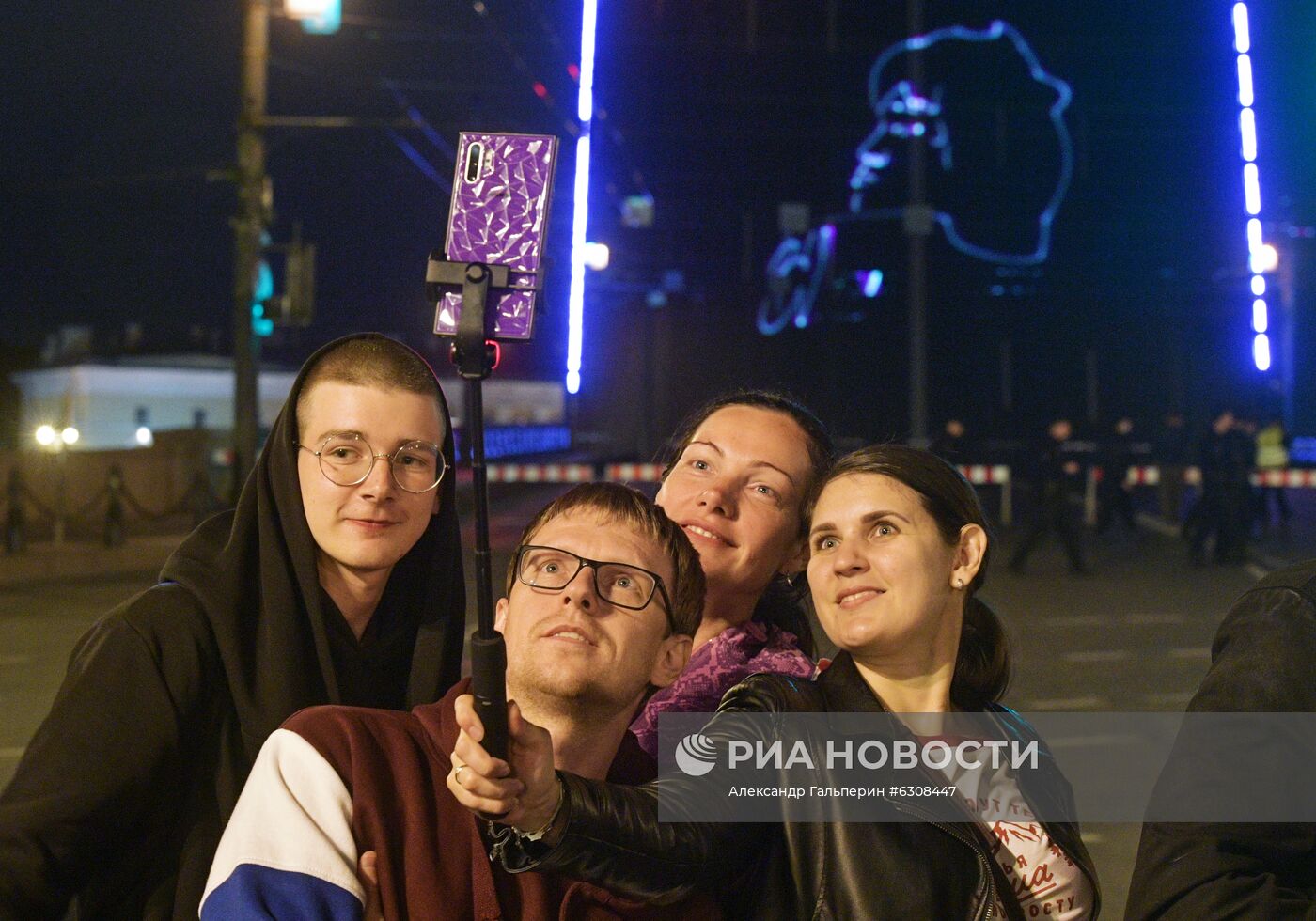 Проекция портрета В. Цоя на Дворцовом мосту