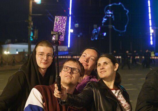 Проекция портрета В. Цоя на Дворцовом мосту