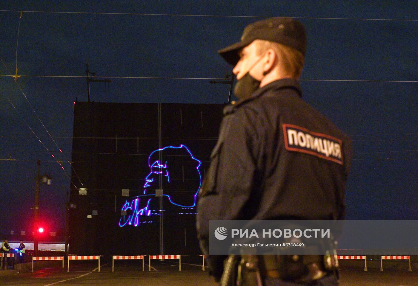 Проекция портрета В. Цоя на Дворцовом мосту