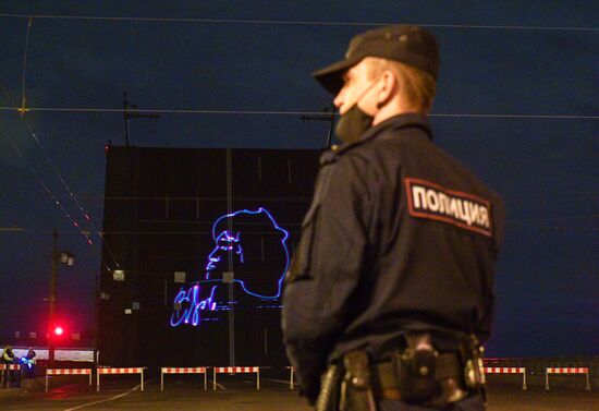 Проекция портрета В. Цоя на Дворцовом мосту